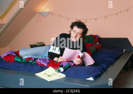 Kay Sabban, deutscher Schauspieler, lernt seinen Text im Bett in Hamburg, Deutschland 1990. Stock Photo