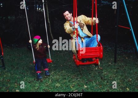 Kay Sabban, deutscher Schauspieler, spielt mit seiner Tochter im Garten in Hamburg, Deutschland 1990. Stock Photo