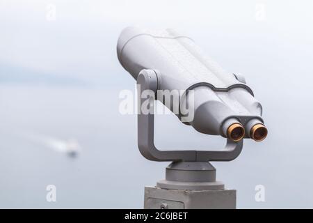 Télescope Binoculaire Monté Sur Une Base Tournante Photo stock - Image du  ville, vieux: 226825862