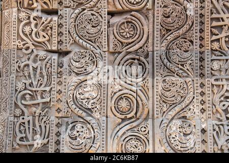 India, Delhi. Qutub Minar, circa 1193, one of earliest known samples of Islamic architecture. Detail of ornate carved sandstone. UNESCO. Stock Photo