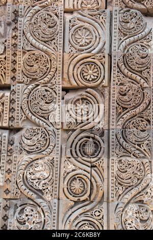 India, Delhi. Qutub Minar, circa 1193, one of earliest known samples of Islamic architecture. Detail of ornate carved sandstone. UNESCO. Stock Photo