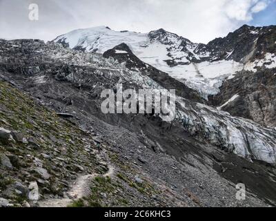 Chamonix, Chamonix Mont Blanc, France. 10th July, 2020. A view of the approach trail from Nid d'aigle to the Bionnassay glacier in the Chamonix Mont Blanc region of France. Credit: Sachelle Babbar/ZUMA Wire/Alamy Live News Stock Photo