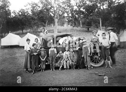 Group Portrait of Children around Car at Kiddie Camp funded and maintained by American Red Cross, Kern County, California, USA, American Red Cross Collection, September 1920 Stock Photo