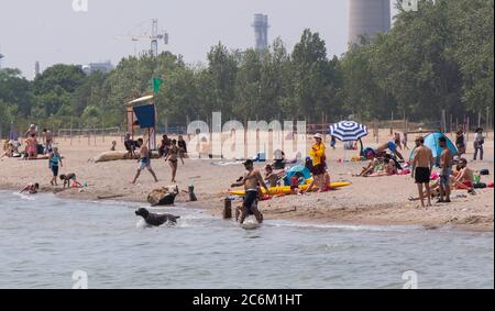 Toronto, Canada. 10th July, 2020. People enjoy leisure time on a beach of Lake Ontario during a heat wave in Toronto, Canada, on July 10, 2020. The temperature in Toronto marked the ninth consecutive day of temperature over 30 degrees Celsius on Friday. Credit: Zou Zheng/Xinhua/Alamy Live News Stock Photo