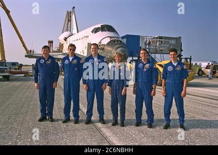 kennedy space center fla the sts 94 flight crew poses in front of the space shuttle orbiter columbia after an end of mission landing on runway 33 at kscs shuttle landing facility july 17 to complete the microgravity science laboratory 1 msl 1 mission they are from left payload specialist roger k crouch mission specialist michael l gernhardt mission commander james d halsell jr pilot susan l still mission specialist donald a thomas and payload specialist gregory t linteris 2c6nbhh