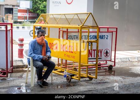 A parking attendant wearing corona protection mask at a market in south Delhi Stock Photo