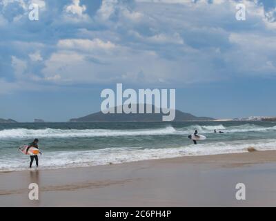 Florianopolis, Santa Catarina, Brasil. 11th July, 2020. (INT) Movement of surfers at Brava Beach. July 11, 2020, Florianopolis, Santa Catarina, Brazil: After some fishing, some surfers are seen in action at brava beach located in the North of the island of Florianopolis in Santa Catarina, this Saturday. Credit: Andrea Macedo/Thenews2 Credit: Andrea Macedo/TheNEWS2/ZUMA Wire/Alamy Live News Stock Photo