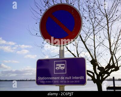 stationnement de nuit interdit means in french no night parking for camper motor van homes rv Stock Photo