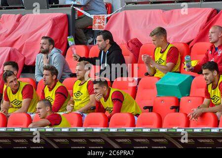 Ingolstadt, Deutschland. 11th July, 2020. firo Football: Football: 11.07.2020 Relegation game Relegation 2020 to 2.Bundesliga FC Ingolstadt 04 - FC Nuremberg 3: 1 Ruckspiel replacement bench, from FC Nuremberg, bottles, sound DFB/DFL regulations prohibit any use of photographs as image sequences and/or quasi -video., Oliver STRISCH/pool/via/firosportphoto | usage worldwide Credit: dpa/Alamy Live News Stock Photo