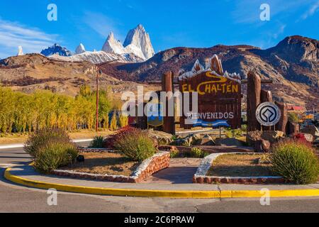 Road sign at the entrance of El Chalten village and Fitz Roy mountain on background. El Chalten located in Patagonia in Argentina. Stock Photo