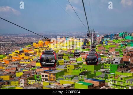 Bogota, Kolumbien - 03. January 2020: Comuna El Paraiso-Tour mit der Seilbahn.The cable supply is used as a primary transport system by 700,000 locati Stock Photo