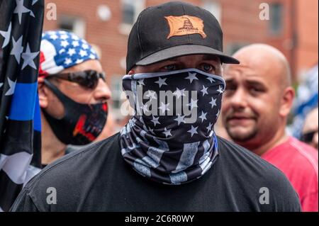 A man wearing a 'Don't Tread On Me' hat attends a Blue Lives Matter rally in Bay Ridge, Brooklyn, on July 11, 2020. (Photo by Gabriele Holtermann/Sipa USA) Credit: Sipa USA/Alamy Live News Stock Photo