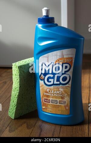 https://l450v.alamy.com/450v/2c6r30n/mop-glo-is-a-multi-surface-floor-cleaner-usa-2c6r30n.jpg