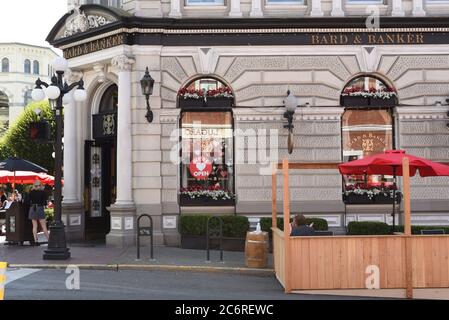 A newly built outdoor patio on the street outside the Bard & Banker pub and restaurant in downtown Victoria, British Columbia, Canada allows the facil Stock Photo