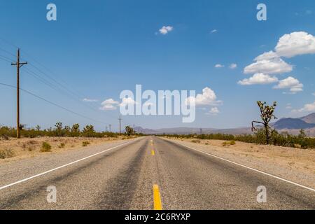 A long, straight road running through the Arizona desert Stock Photo