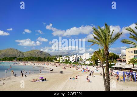 ALCÚDIA, MALLORCA, SPAIN - OCTOBER 4, 2018: Alcudia beach in northern Mallorca with tourists on a sunny day. Stock Photo