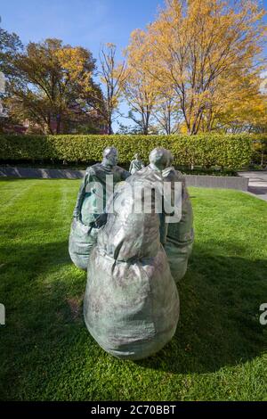 Last Conversation Piece by Spanish sculptor Juan Muñoz in the collection of the Hirshhorn Museum and Sculpture Garden in Washington, DC, United States Stock Photo