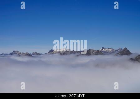 Fjordland National Park - cloudy mountain peaks over Doubtful Sound Stock Photo