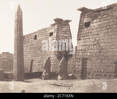 Louksor (Th&#xe8;bes), Construction Ant&#xe9;rieure - Pyl&#xf4;ne, Colosses et Ob&#xe9;lisque, 1851-52, printed 1853-54. Stock Photo