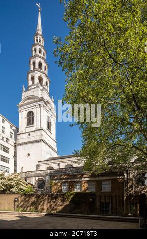 View of spire from south east, showing the distinctive wedding cake tiers. Christopher Wren churches -  St. Bride's Church, London, United Kingdom. Ar Stock Photo
