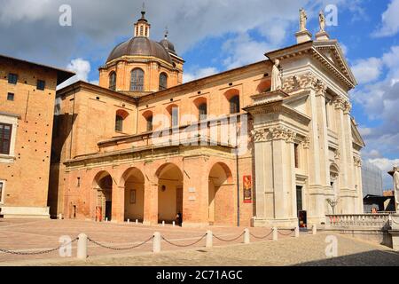 Urbino,Marche,Italia.The Cattedrale Metropolitana di Santa Maria Assunta is located in the center of the city and contains remarkable works of art. Stock Photo