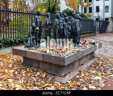 Mitte-Berlin. Memorial statue outside Jewish cemetery with floral tributes in remembrance of Kristallnacht on 9 November 1938. Stock Photo