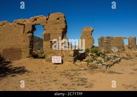 An old farmhouse ruin on a clear sunny day, at the Murasie Padstal, just outside Kamieskroon, a small town in the west of South Africa Stock Photo