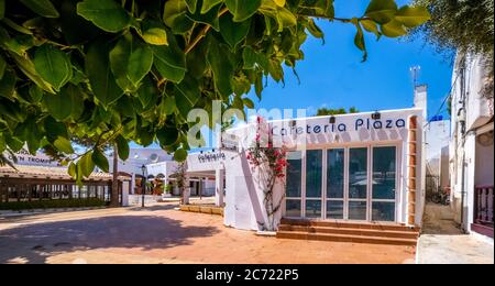 closed shops in the formerly well frequented holiday resort Cala d'Or on the south-east coast of Mallorca. the upcoming general mask obligation leads Stock Photo