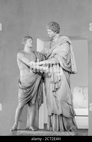 Black and white photo of ancient roman sculptures of father and son talking Stock Photo