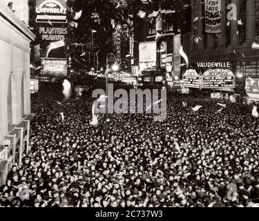 1940s JANUARY 1 1940 JAMMED PACKED CROWD OF PEOPLE MEN WOMEN TEENAGERS CELEBRATING NEW YEAR TIMES SQUARE NEW YORK USA - asp hp5951 ASP001 HARS HAPPINESS HIGH ANGLE DECEMBER 31 JANUARY EXCITEMENT GOTHAM OF NYC NEW YORK CITIES NEW YORK CITY TIMES SQUARE YEAR'S BROADWAY JAMMED MARQUEES TOGETHERNESS BIG APPLE BLACK AND WHITE JANUARY 1 NEW YEAR NEW YEARS OLD FASHIONED Stock Photo