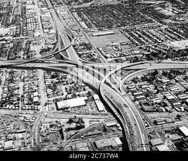 1960s 1970s JUNCTION OF INTERSTATE US10 AND US405 THE 405 AND THE SANTA MONICA FREEWAY IN LOS ANGELES CALIFORNIA USA - a7744 KRU001 HARS BLACK AND WHITE EXIT FREEWAYS HIGHWAYS LAX LOS ANGELES OLD FASHIONED RAMPS Stock Photo