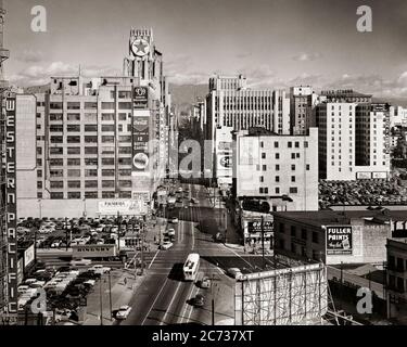 1950s DOWNTOWN AERIAL VIEW OF BROADWAY LOOKING NORTH FROM 9TH STREET END OF THEATER DISTRICT LOS ANGELES CALIFORNIA USA - asp kr3788 ASP001 HARS REAL ESTATE CONCEPTUAL STRUCTURES CITIES EDIFICE 9TH BROADWAY THEATER DISTRICT BLACK AND WHITE DISTRICT LA LOS ANGELES OLD FASHIONED THOROUGHFARE Stock Photo