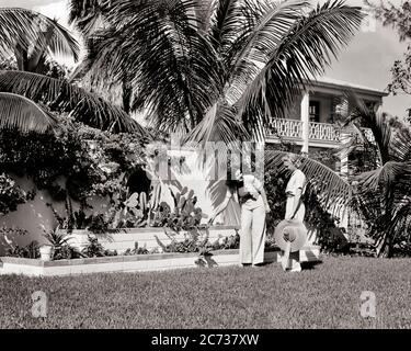 Women wearing trousers 1930s hi-res stock photography and images - Alamy