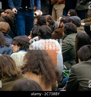 1960s 1970s RAISED FIST PRINT ON BACK OF T-SHIRT ON MAN IN SIT-IN CROWD OF YOUNG PEOPLE SITTING DOWN AS METHOD FORM OF PROTEST - kc4386 HAR001 HARS FUTURE NOSTALGIA OLD FASHION PRINT JUVENILE COMMUNICATION FIST YOUNG ADULT TEAMWORK RAISED PROTEST LIFESTYLE SATISFACTION CROWDS FEMALES ASSEMBLY TEE LADIES MASS PERSONS INSPIRATION MALES RISK SYMBOLS SPECTATORS GATHERING FORM FREEDOM GOALS HEAD AND SHOULDERS HIGH ANGLE ADVENTURE LEADERSHIP POWERFUL AUTHORITY DEMONSTRATION METHOD PEACEFUL POLITICS CONCEPT CONCEPTUAL TEENAGED CIVIL DISOBEDIENCE ANONYMOUS SYMBOLIC CONCEPTS IDEAS JUVENILES MID-ADULT Stock Photo