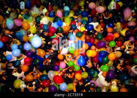 2000s OVERHEAD VIEW CROWD OF PARTYGOERS HEADS AND BALLOONS OF MEN AND WOMEN CELEBRATING NEW YEARS EVE ON CRUISE SHIP  - kn1185 RWN001 HARS YOUTHS TRANSPORT COPY SPACE LADIES PERSONS MALES PARTYING TRANSPORTATION SUCCESS TEMPTATION CELEBRATING HAPPINESS HEAD AND SHOULDERS AND EXCITEMENT RECREATION TOPS OF ON MOTION BLUR CONCEPTUAL MOBILITY TOGETHERNESS FESTIVE NEW YEAR OLD FASHIONED Stock Photo