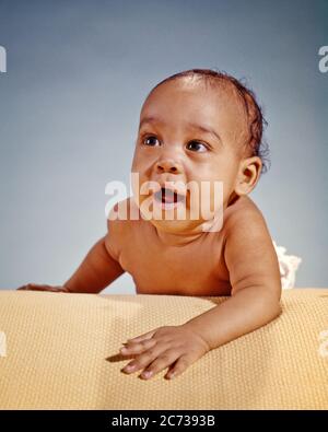 1960s ENERGETIC SMILING AFRICAN-AMERICAN BABY BOY CRAWLING ON COTTON SUMMER BLANKET - kn730 HAR001 HARS HOME LIFE COPY SPACE HALF-LENGTH MALES CRAWLING HEAD AND SHOULDERS CHEERFUL DISCOVERY AFRICAN-AMERICANS AFRICAN-AMERICAN EXCITEMENT LOW ANGLE PROGRESS BLACK ETHNICITY PRIDE ON SMILES CONCEPTUAL CURIOUS JOYFUL STYLISH BABY BOY CHARMING ENERGETIC GROWTH JUVENILES EXPLORING HAR001 INQUISITIVE OLD FASHIONED AFRICAN AMERICANS Stock Photo