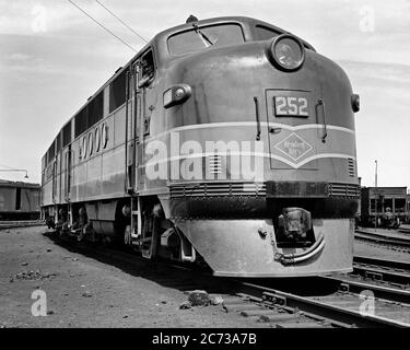 1940s HEAD ON READING LINES DIESEL ELECTRIC RAILROAD ENGINE MODEL EMD FT BUILT BY GENERAL MOTORS 1939-1945 PENNSYLVANIA USA - r3382 HAR001 HARS FREIGHT NORTH AMERICA NORTH AMERICAN RAIL VICTORY EXTERIOR LOW ANGLE PA POWERFUL BY STREAMLINE LOCOMOTIVE LOGO OCCUPATIONS HEAD ON COMMONWEALTH CONCEPTUAL DIESEL KEYSTONE STATE STYLISH GENERAL MOTORS RAILROADS ANONYMOUS BUILT DIESEL ELECTRIC ELECTRO-MOTIVE DIVISION BLACK AND WHITE HAR001 OLD FASHIONED Stock Photo