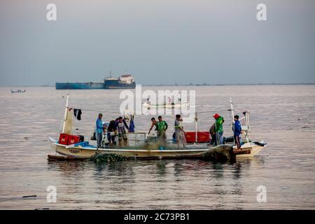 Manila, Philippines. 14th July, 2020. Fishermen prepare to catch fish on their boat in Manila Bay, the Philippines, on July 14, 2020. Credit: Rouelle Umali/Xinhua/Alamy Live News Stock Photo