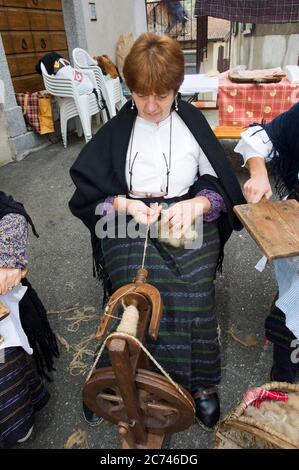 Italy, Lombardy, Brescia, Bagolino, Valsabbia. Crafts of peasant life of the twentieth century. hand spinning of wool Stock Photo