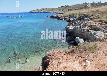 Otranto - Turisti alla Spiaggetta dell'Orte Stock Photo