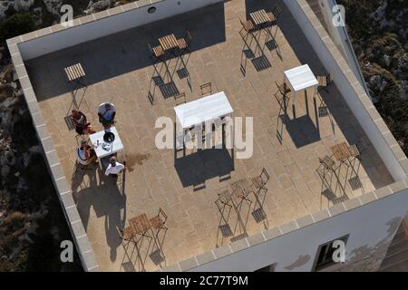 Otranto - Turisti sulla terrazza del bar al Faro di Punta Palascia Stock Photo