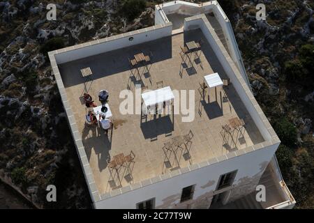 Otranto - Turisti sulla terrazza del bar dal Faro di Punta Palascia Stock Photo