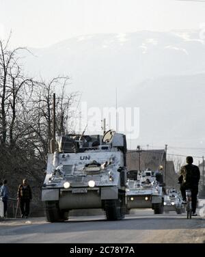 14th March 1994 During the war in Bosnia: an armoured column of the Light Dragoons approaches the British base in Bila, just outside Vitez. Stock Photo