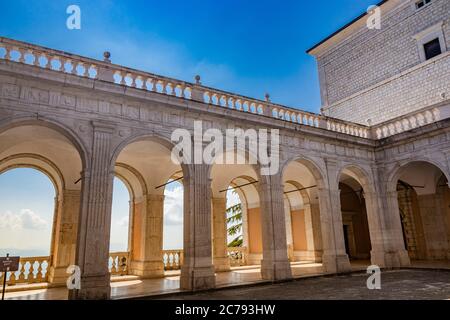 July 3, 2020 - Montecassino Abbey, Italy - Ancient Benedictine monastery. Cloister of Bramante with octagonal cistern and the loggia of Paradise. Stat Stock Photo