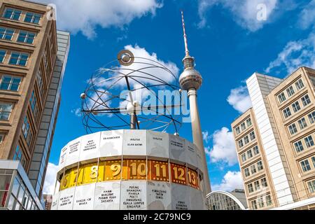 Berlin Alexanderplatz mit Fernsehturm und Weltzeituhr Stock Photo