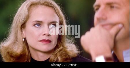 USA.Kevin Costner and Kelly Preston in a scene from the ©Universal