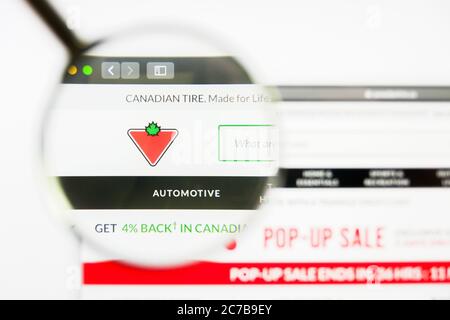 Los Angeles, California, USA - 8 April 2019: Illustrative Editorial of Canadian Tire website homepage. Canadian Tire logo visible on display screen. Stock Photo