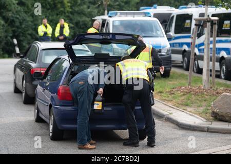 Bautzen, Germany. 16th July, 2020. A police officer inspects the trunk of a vehicle in the context of a control mission of the Görlitz police headquarters at the motorway parking lot 'Löbauer Wasser' on motorway 4. The inspection is intended to combat cross-border crime on the German-Polish border. Credit: Sebastian Kahnert/dpa-Zentralbild/dpa/Alamy Live News Stock Photo