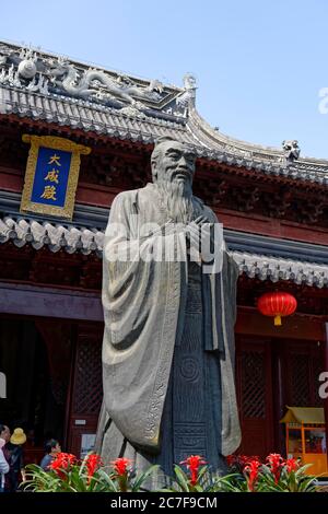 Statue of Confucius in front of Confucius Temple, Shimenkan, Nanjing, Jiangsu Sheng, China Stock Photo