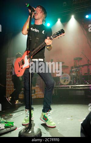 singer-alex-gaskarth-of-all-
